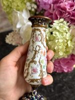 izsmalcināts maza izmēra porcelāna svečturis, apgleznots ar ziedu motīviem, pamatnē onkisa akmens (7204) - Image 9