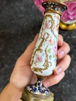 izsmalcināts maza izmēra porcelāna svečturis, apgleznots ar ziedu motīviem, pamatnē onkisa akmens (7204) - Image 7
