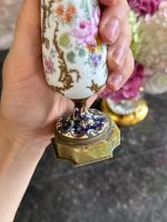 izsmalcināts maza izmēra porcelāna svečturis, apgleznots ar ziedu motīviem, pamatnē onkisa akmens (7204) - Image 8