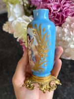 izsmalcināta, apgleznota miniatūra , porcelāna vāzīte ar bronzas pamatni, eņģeļa motīvs (7205) - Image 3