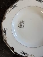 Antīki Limoges porcelāna šķīvji ar sudraba bezdelīgām (4 gab.) — Francija (Antique Limoges porcelain plates in Art Deco style) (6874) - Image 6