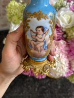 izsmalcināta, apgleznota miniatūra , porcelāna vāzīte ar bronzas pamatni, eņģeļa motīvs (7205) - Image 2