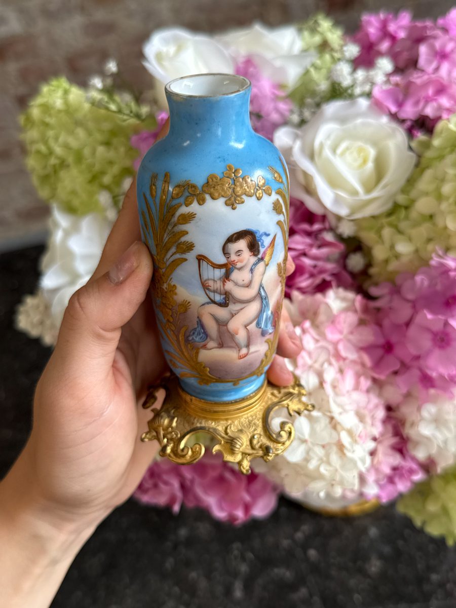 izsmalcināta, apgleznota miniatūra , porcelāna vāzīte ar bronzas pamatni, eņģeļa motīvs (7205) - Image 1