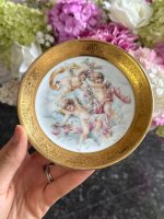 miniatūrs “Limoge” porcelāna šķīvis, apgleznots, ar eņģeļu motīvu un greznu zelta krāsas detalizāciju (7206)