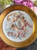 miniatūrs “Limoge” porcelāna šķīvis, apgleznots, ar eņģeļu motīvu un greznu zelta krāsas detalizāciju (7206) - Image 3