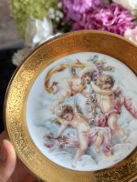 miniatūrs “Limoge” porcelāna šķīvis, apgleznots, ar eņģeļu motīvu un greznu zelta krāsas detalizāciju (7206) - Image 2