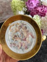 miniatūrs “Limoge” porcelāna šķīvis, apgleznots, ar eņģeļu motīvu un greznu zelta krāsas detalizāciju (7206) - Image 4