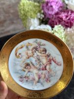 miniatūrs “Limoge” porcelāna šķīvis, apgleznots, ar eņģeļu motīvu un greznu zelta krāsas detalizāciju (7206) - Image 5
