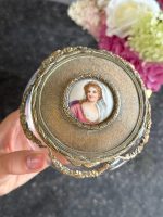 maza izmēra stikla lādīte ar bronzas vāciņu kurā iestrādāts sievietes portrets (7207) - Image 2