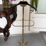 Messing valet stand, mellemstor (Brass Valet Stand with Wooden Hanger)