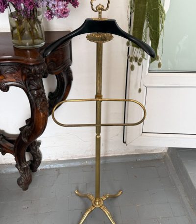Messing valet stand, mellemstor (Brass Valet Stand with Wooden Hanger)