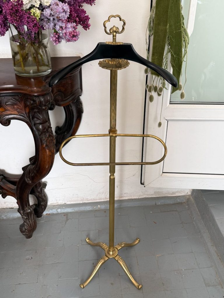 Messing valet stand, mellemstor (Brass Valet Stand with Wooden Hanger)