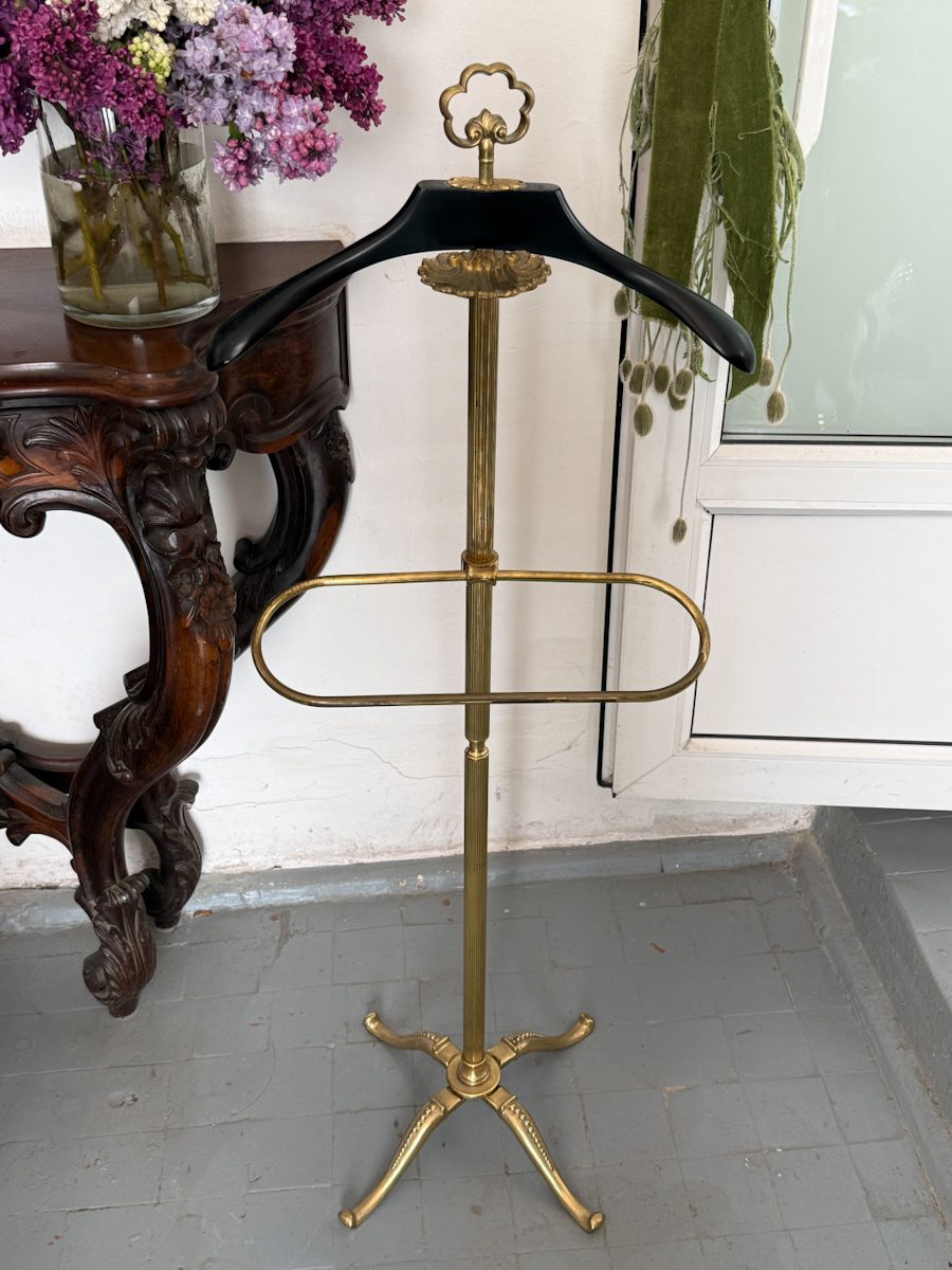 Messing valet stand, mellemstor (Brass Valet Stand with) Messing valet stand, mellemstor (Brass Valet Stand with Wooden Hanger)