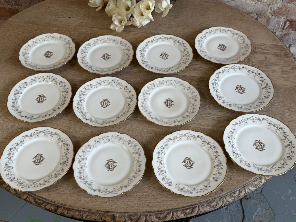 Divpadsmit Limoges porcelāna salātu / kūkas šķīvju komplekts ar CB monogrammu un Art Nouveau vijolīšu vītņu dekoru — Mansard, 34 Rue Paradis, Paris; Limoges, Francija, ap 1880.–1900. gads, 12 gab. (5564) - Image 1