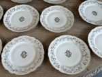 Divpadsmit Limoges porcelāna salātu / kūkas šķīvju komplekts ar CB monogrammu un Art Nouveau vijolīšu vītņu dekoru — Mansard, 34 Rue Paradis, Paris; Limoges, Francija, ap 1880.–1900. gads, 12 gab. (5564) - Image 5
