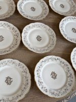 Divpadsmit Limoges porcelāna salātu / kūkas šķīvju komplekts ar CB monogrammu un Art Nouveau vijolīšu vītņu dekoru — Mansard, 34 Rue Paradis, Paris; Limoges, Francija, ap 1880.–1900. gads, 12 gab. (5564) - Image 6