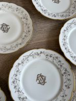 Divpadsmit Limoges porcelāna salātu / kūkas šķīvju komplekts ar CB monogrammu un Art Nouveau vijolīšu vītņu dekoru — Mansard, 34 Rue Paradis, Paris; Limoges, Francija, ap 1880.–1900. gads, 12 gab. (5564) - Image 7