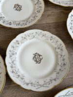 Divpadsmit Limoges porcelāna salātu / kūkas šķīvju komplekts ar CB monogrammu un Art Nouveau vijolīšu vītņu dekoru — Mansard, 34 Rue Paradis, Paris; Limoges, Francija, ap 1880.–1900. gads, 12 gab. (5564) - Image 12