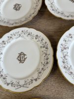 Divpadsmit Limoges porcelāna salātu / kūkas šķīvju komplekts ar CB monogrammu un Art Nouveau vijolīšu vītņu dekoru — Mansard, 34 Rue Paradis, Paris; Limoges, Francija, ap 1880.–1900. gads, 12 gab. (5564) - Image 11