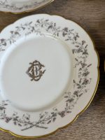 Divpadsmit Limoges porcelāna salātu / kūkas šķīvju komplekts ar CB monogrammu un Art Nouveau vijolīšu vītņu dekoru — Mansard, 34 Rue Paradis, Paris; Limoges, Francija, ap 1880.–1900. gads, 12 gab. (5564) - Image 10