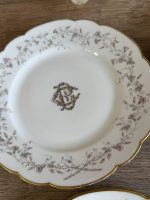 Divpadsmit Limoges porcelāna salātu / kūkas šķīvju komplekts ar CB monogrammu un Art Nouveau vijolīšu vītņu dekoru — Mansard, 34 Rue Paradis, Paris; Limoges, Francija, ap 1880.–1900. gads, 12 gab. (5564) - Image 9