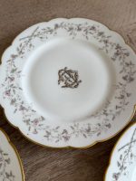 Divpadsmit Limoges porcelāna salātu / kūkas šķīvju komplekts ar CB monogrammu un Art Nouveau vijolīšu vītņu dekoru — Mansard, 34 Rue Paradis, Paris; Limoges, Francija, ap 1880.–1900. gads, 12 gab. (5564) - Image 8