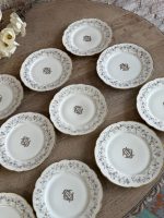 Divpadsmit Limoges porcelāna salātu / kūkas šķīvju komplekts ar CB monogrammu un Art Nouveau vijolīšu vītņu dekoru — Mansard, 34 Rue Paradis, Paris; Limoges, Francija, ap 1880.–1900. gads, 12 gab. (5564) - Image 4