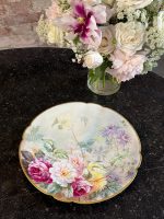 "Limoge" porcelāna šķīvis ar ziedu motīvu, šķīvim ir neliela matveida plaisa (6908)