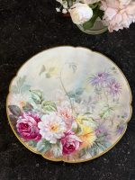 "Limoge" porcelāna šķīvis ar ziedu motīvu, šķīvim ir neliela matveida plaisa (6908) - Image 2