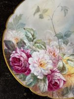 "Limoge" porcelāna šķīvis ar ziedu motīvu, šķīvim ir neliela matveida plaisa (6908) - Image 3