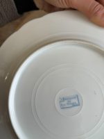 Divpadsmit Limoges porcelāna salātu / kūkas šķīvju komplekts ar CB monogrammu un Art Nouveau vijolīšu vītņu dekoru — Mansard, 34 Rue Paradis, Paris; Limoges, Francija, ap 1880.–1900. gads, 12 gab. (5564) - Image 13