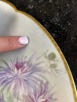 "Limoge" porcelāna šķīvis ar ziedu motīvu, šķīvim ir neliela matveida plaisa (6908) - Image 7