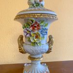 Maza izmēra porcelāna vāze ar vāku un ziedu detalizāciju (680)