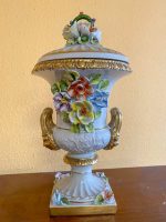 Maza izmēra porcelāna vāze ar vāku un ziedu detalizāciju (680)