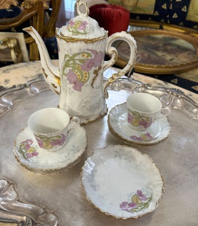 Porcelāna tējas/kafijas servīze, tējkannai neliels plaisājums rokturī (4534)