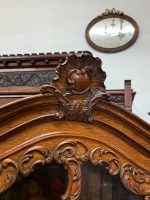 Ozolkoka Vitrīna ar Skulpturālo Griešanu un Senajiem Stikliem — Neorokoko, Francija/Beļģija, 19.gs. (5659) - Image 7