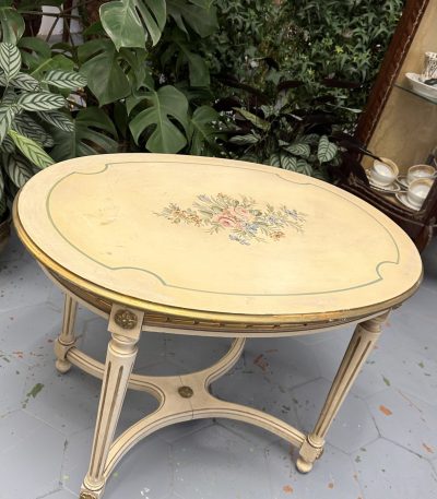 Træ sofabord med guldfarvede og blomsterdetaljer (4247)