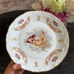 “Limoge” porcelāna šķīvis ar eņģeļiem, vidēja izmēra (7210)