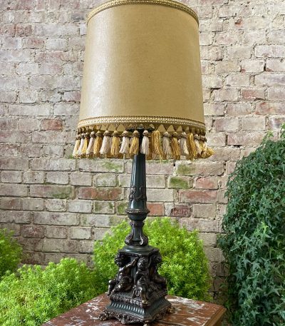 Stor bordlampe i metal med engle (2637)