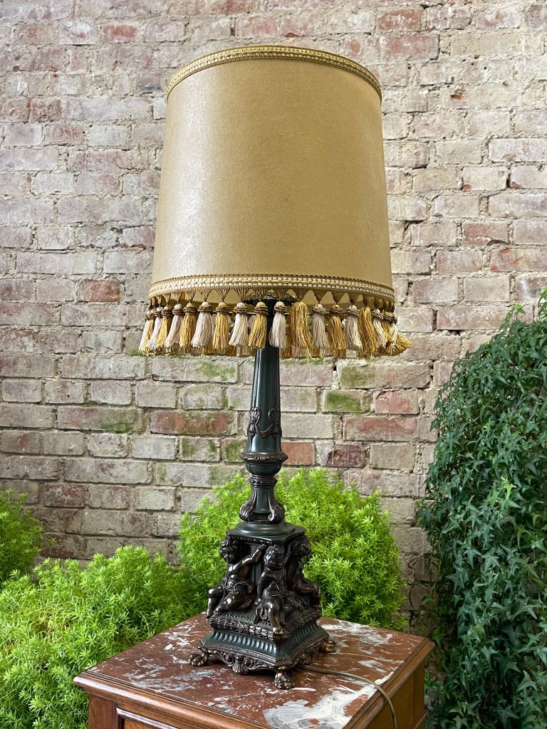 Stor bordlampe i metal med engle (2637)
