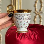 Porcelāna Krūzīte ar Ziedu Motīvu un Greznu Osīti (2992)