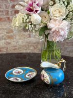 apgleznots porcelāna duo ar ziedu motīviem - piena krūze un apakštasīte (6844) - Image 2