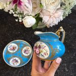 apgleznots porcelāna duo ar ziedu motīviem - piena krūze un apakštasīte (6844)