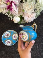 apgleznots porcelāna duo ar ziedu motīviem - piena krūze un apakštasīte (6844)