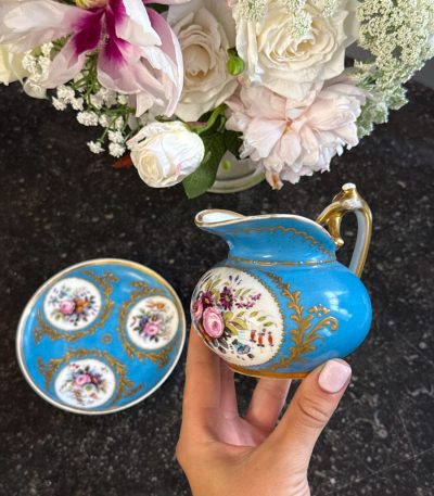 Dekoreret porcelænsduo med blomstermotiver – mælkekande og underkop (6844)
