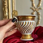 Porcelāna Krūzīte ar Lauvas Motīvu un Greznu Osīti (3144)