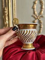 Porcelāna Krūzīte ar Lauvas Motīvu un Greznu Osīti (3144)