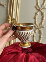 Porcelāna Krūzīte ar Lauvas Motīvu un Greznu Osīti (3144) - Image 3