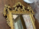 Grezns zeltīts sienas spogulis ar faceti — rokoko stilā (gilt rococo wall mirror) (6269) - Image 5