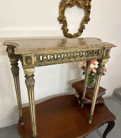 Louis XVI konsol med marmorplade, lakeret træ med gulddetaljer, Frankrig/Italien, 1800-tallet.